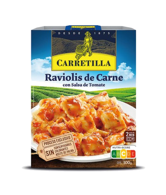 plato de raviolis de carne con salsa de tomate