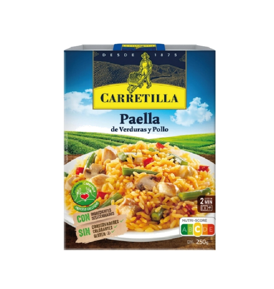 plato de paella de verduras y pollo