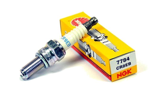 bujía cr8eb ngk para mayor potencia y menor polución en carretera