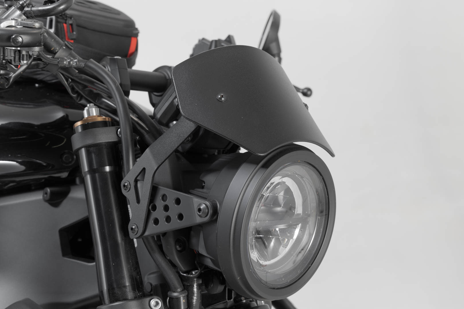SW-MOTECH motorcycle windshield compatible with compatible with YAMAHA XSR900 (2 - Picture 6 of 10