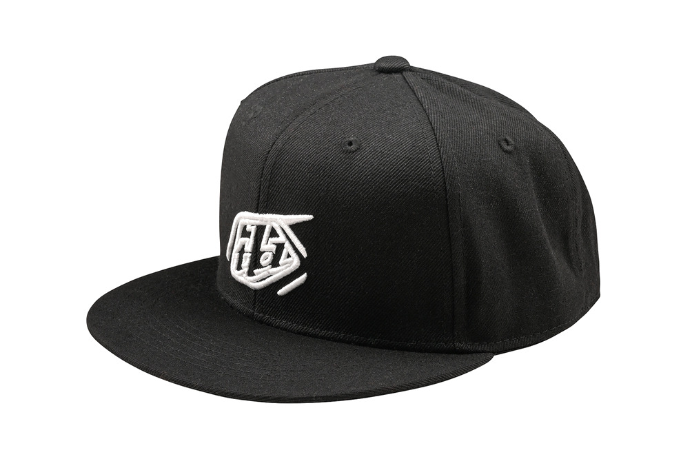 gorra flat bill snapback badge