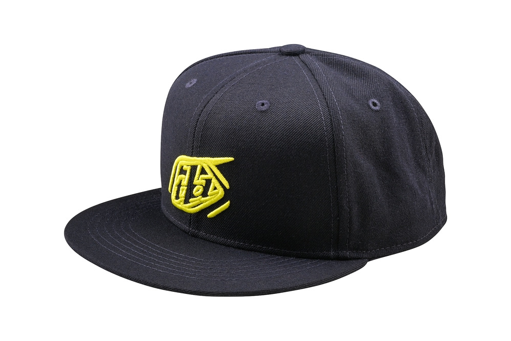gorra flat bill snapback badge